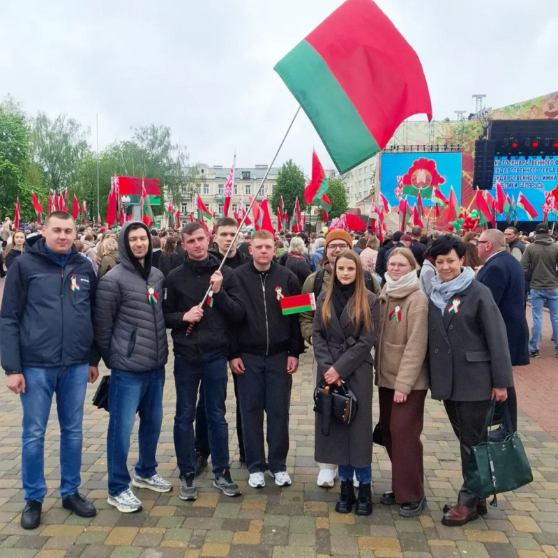 Сердце с символами Родины: наша молодежь в единстве страны.